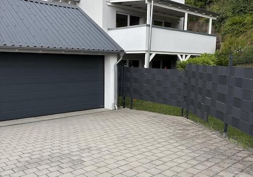 Blick zur Doppelgarage 