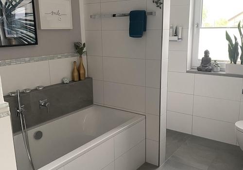 Badewanne mit Dusche dahinter