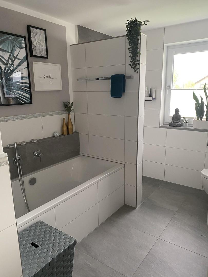 Badewanne mit Dusche dahinter