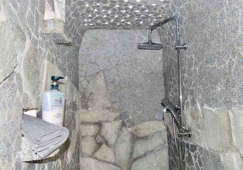 KG: Große Dusche in Naturstein