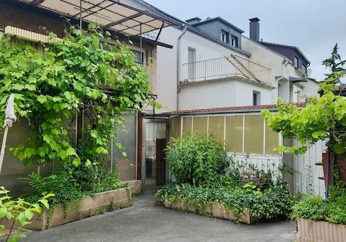 Rückansicht mit Balkon