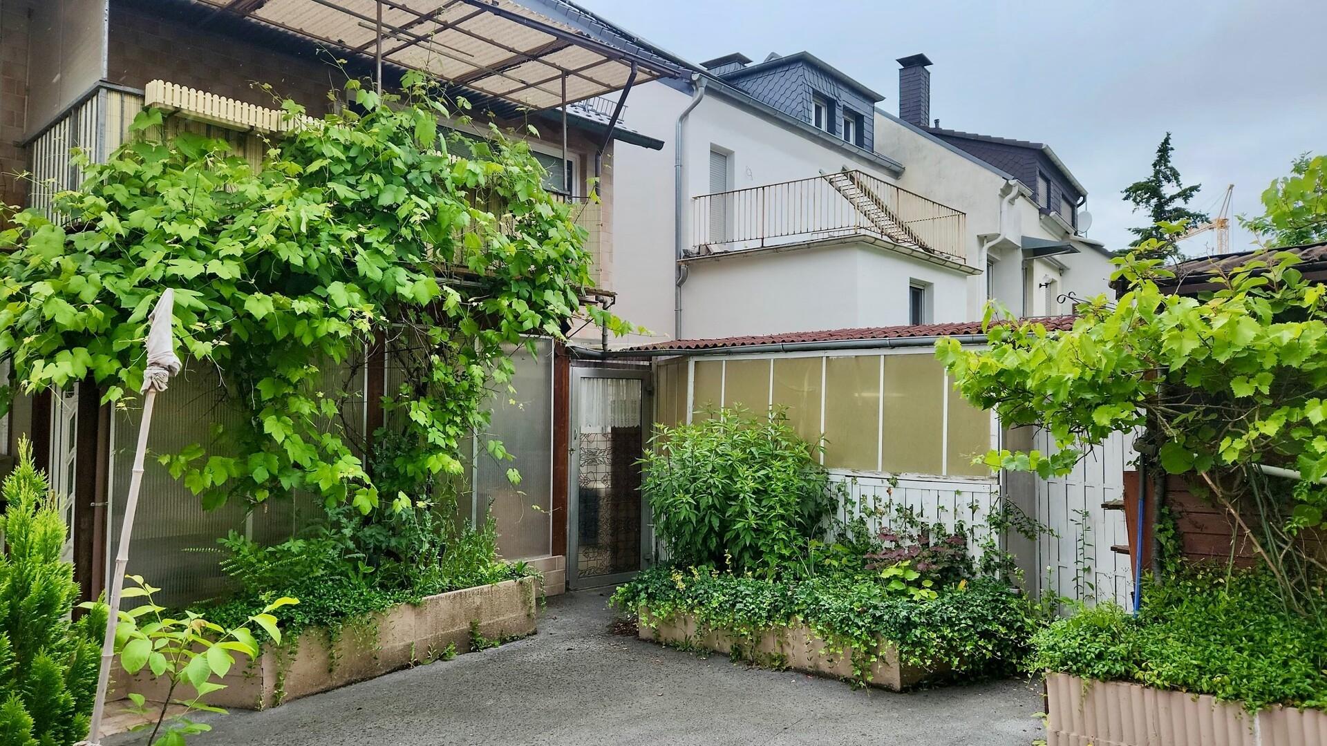 Rückansicht mit Balkon
