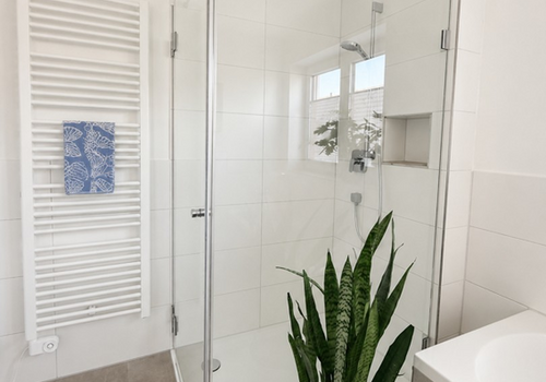 Große Dusche Bad OG
