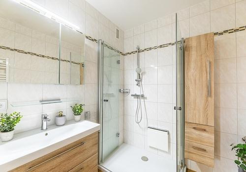 Bad mit Dusche und WM