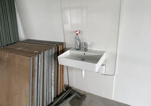 Waschbecken in der Halle