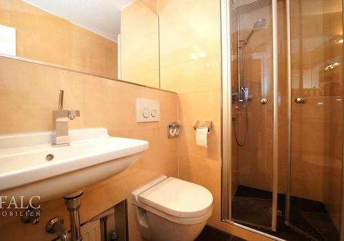 Gäste-WC mit Duschkabine