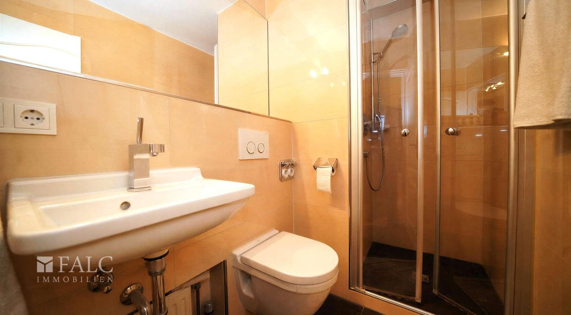 Gäste-WC mit Duschkabine
