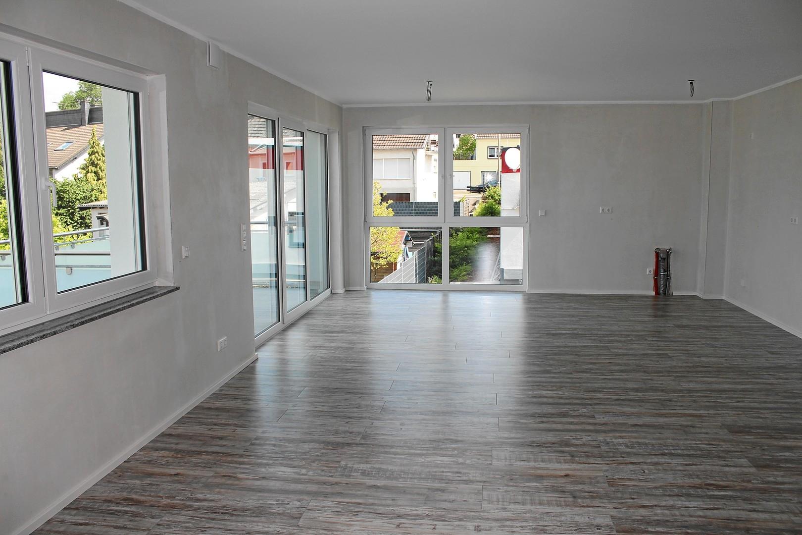 Wohnzimmer mit offener Küche