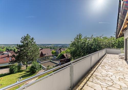 Freiraum mit Fernsicht – der perfekte Balkon zum Entspannen