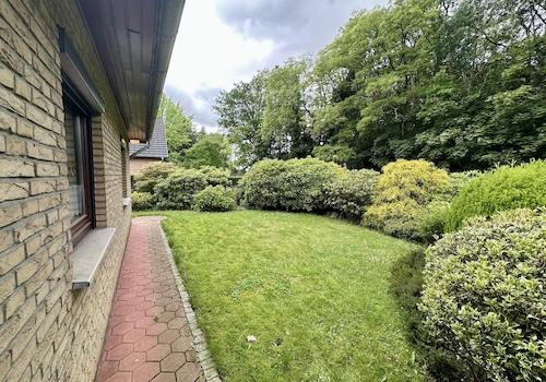 Garten (straßenseitig)