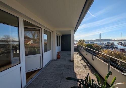 Großer Balkon mit Blick über den Hafen