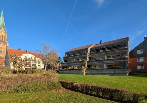 Außenansicht mit Dom im Hintergrund