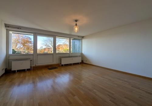 Großes Wohnzimmer mit Balkonzugang