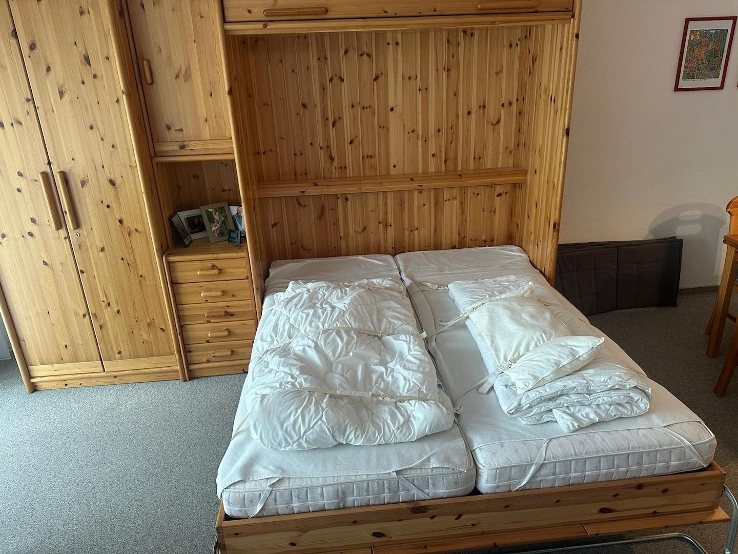 Schrankbett im Wohnzimmer