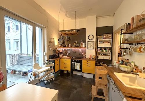 Geräumige Küche mit Zugang zum Balkon