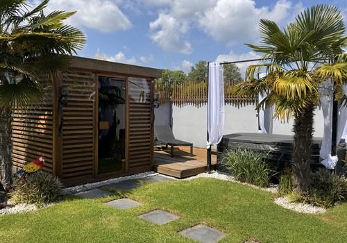 Garten mit Sauna