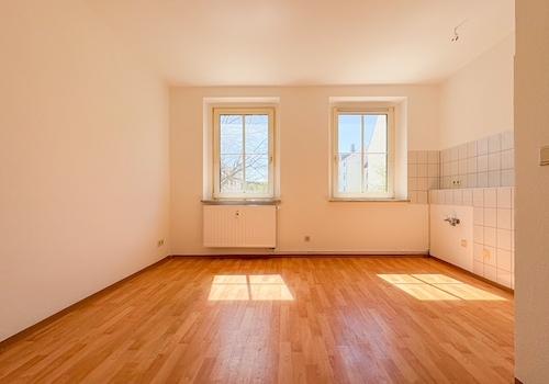 Wohnzimmer mit offener Küche