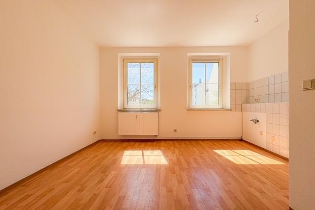 Wohnzimmer mit offener Küche