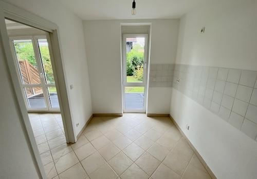 Küche mit Fenster u.Schiebetür zum WZ