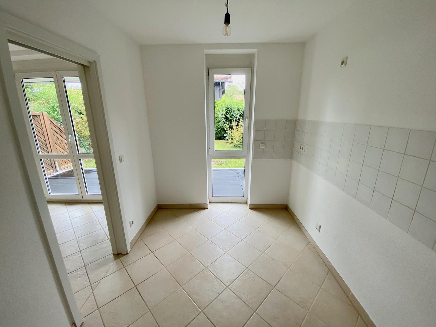 Küche mit Fenster u.Schiebetür zum WZ