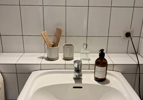Waschbecken mit Spiegel