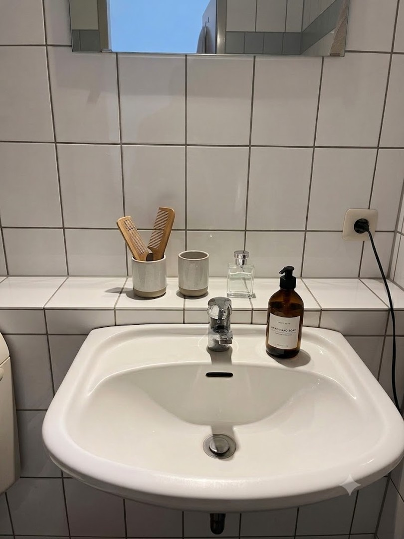 Waschbecken mit Spiegel