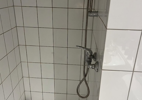 Geräumige Dusche