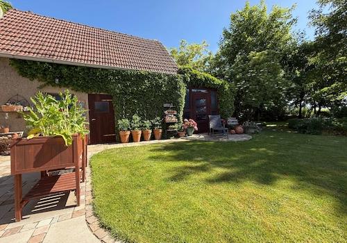 Idyllischer Gartenbereich
