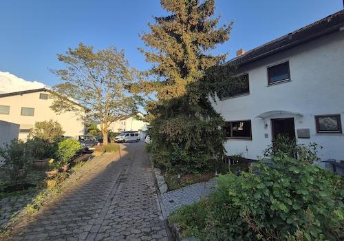 Wohnweg und Grünfläche