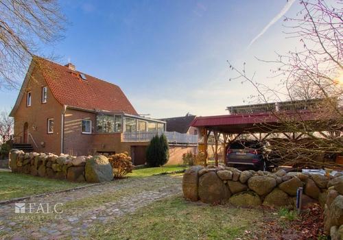 Blick auf Haus und Doppelcarport 