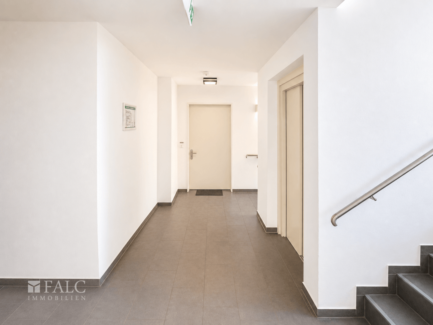 Ausblick auf den Flur von der Wohnungstür