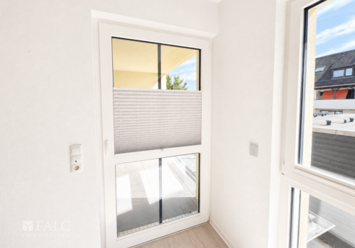 Zugang Balkon mit Sonnenschutz oberhalb (überall)