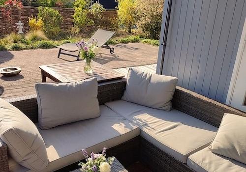 Gemütliche Lounge im Sommer