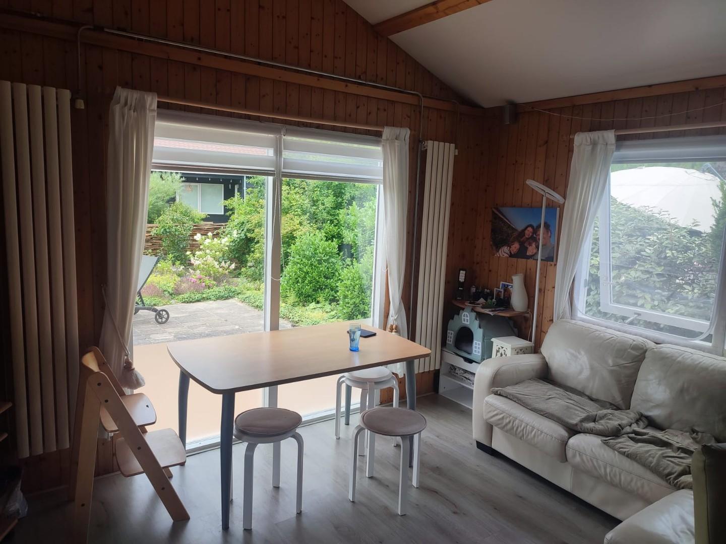 inkl. Couch, TV und Essbereich