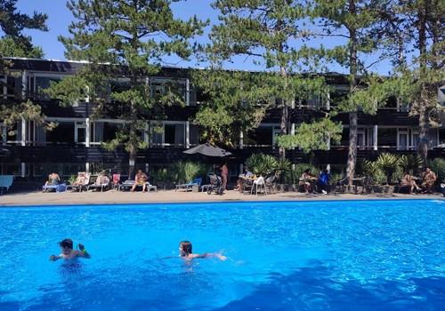 Hotel-Pool & Drink in der Nähe