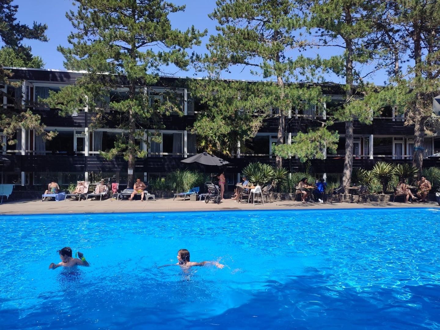 Hotel-Pool & Drink in der Nähe