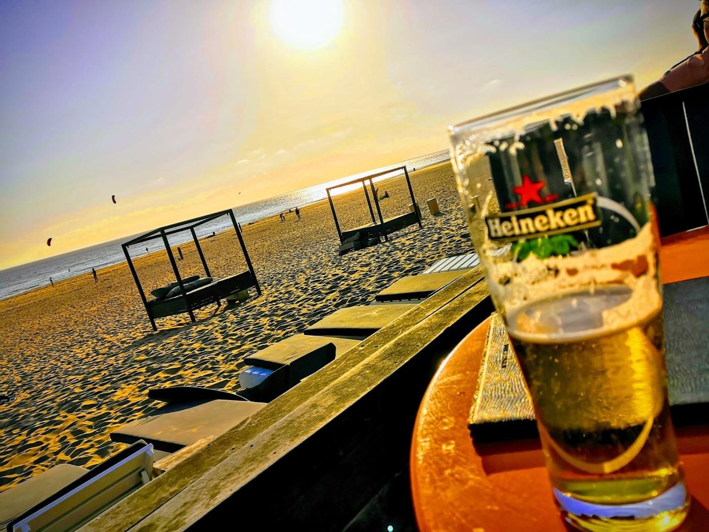 Ein Bier zum Sonnenuntergang