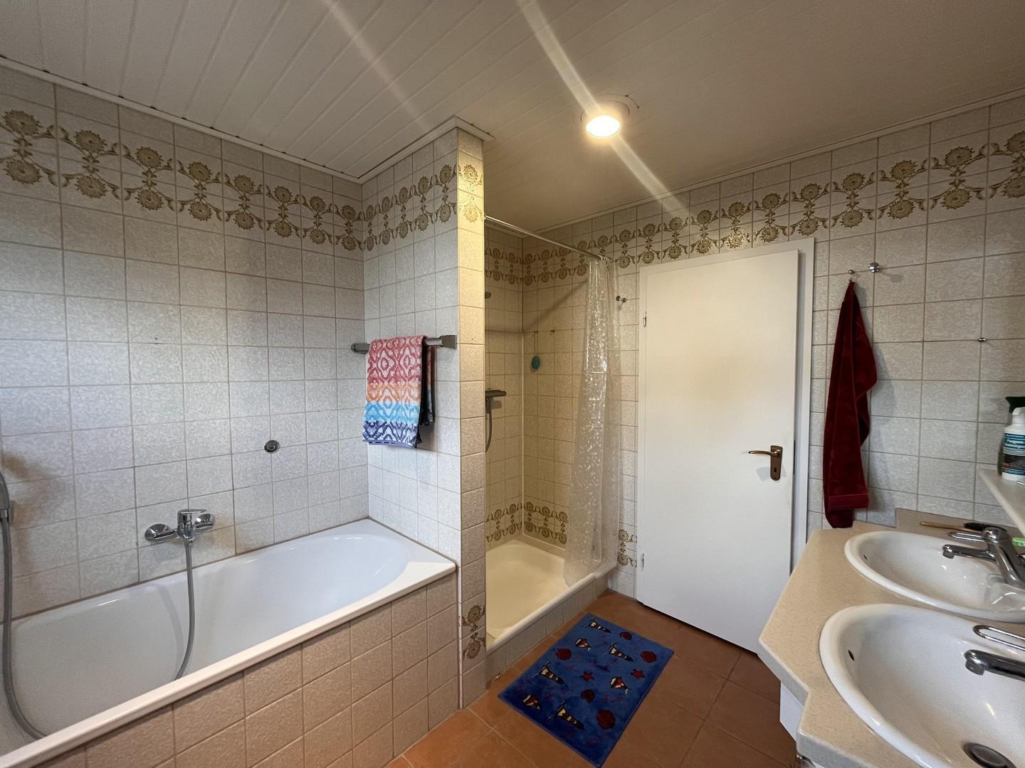 Bad mit Dusche und Badewanne