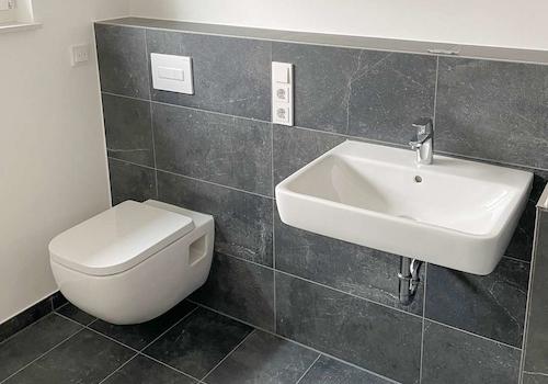 Modernes Tageslichtbad mit Dusche