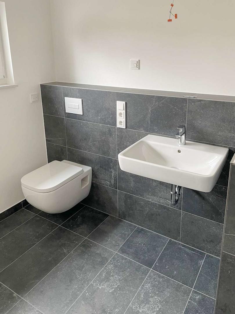 Modernes Tageslichtbad mit Dusche