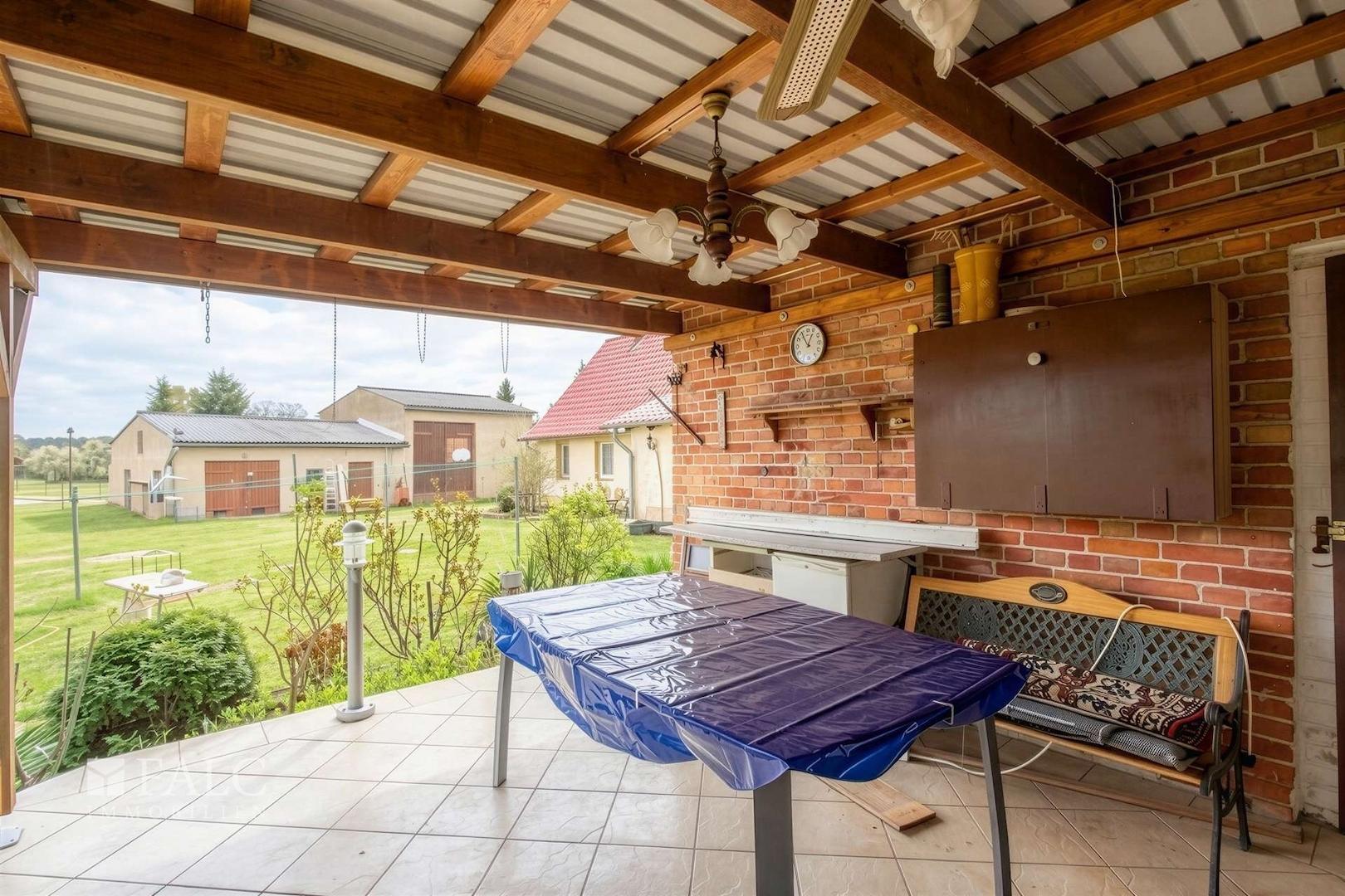 Überdachte Terrasse im Garten 
