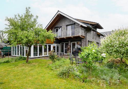Rückansicht des Hauses mit Garten
