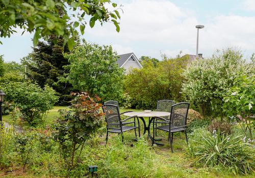 Gartenansicht mit Sitzbereich