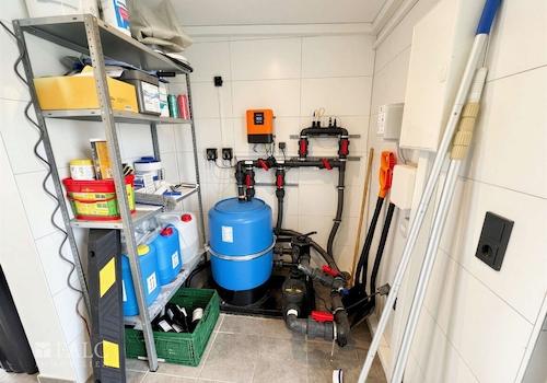 Technikraum hinter Garage 2