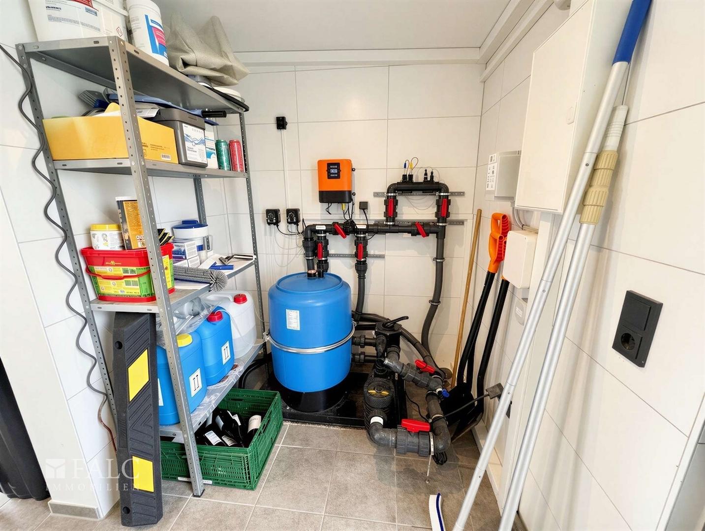 Technikraum hinter Garage 2