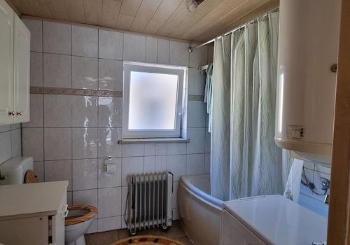 Badezimmer mit Badewanne