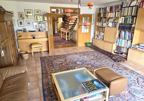 großzügiges Wohnzimmer