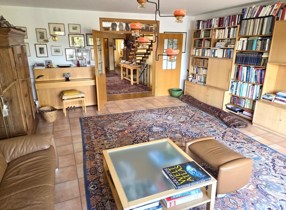 großzügiges Wohnzimmer