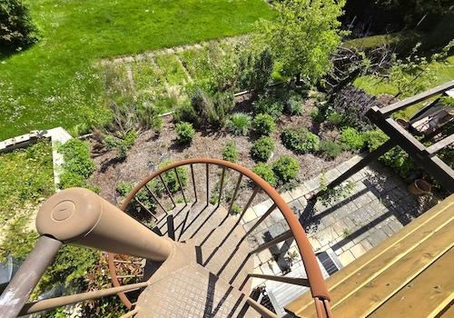 mit einer Treppe in den Garten