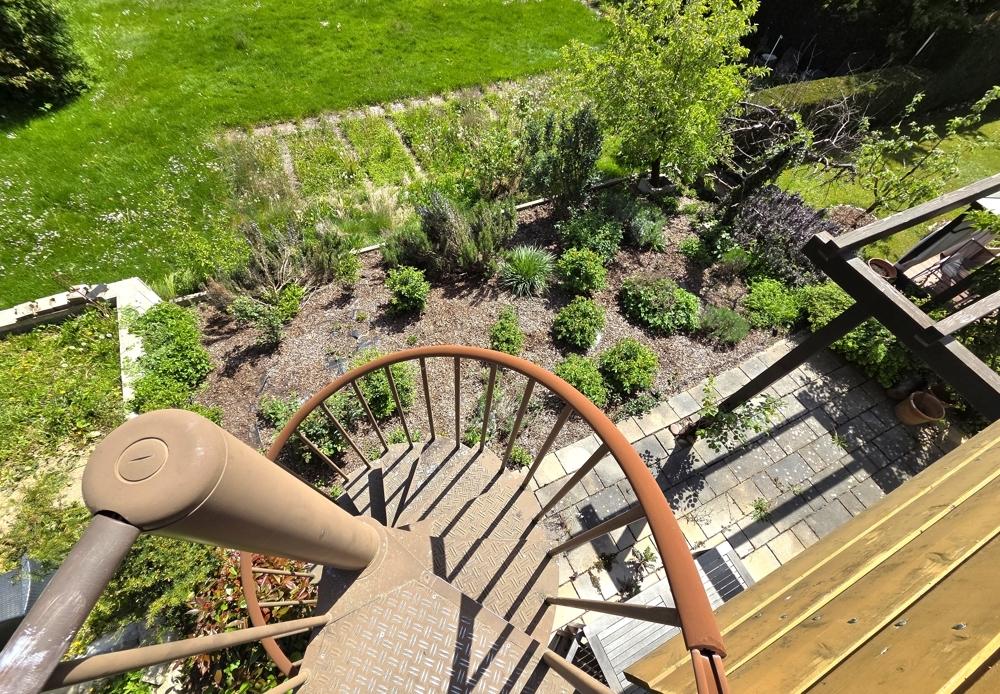 mit einer Treppe in den Garten